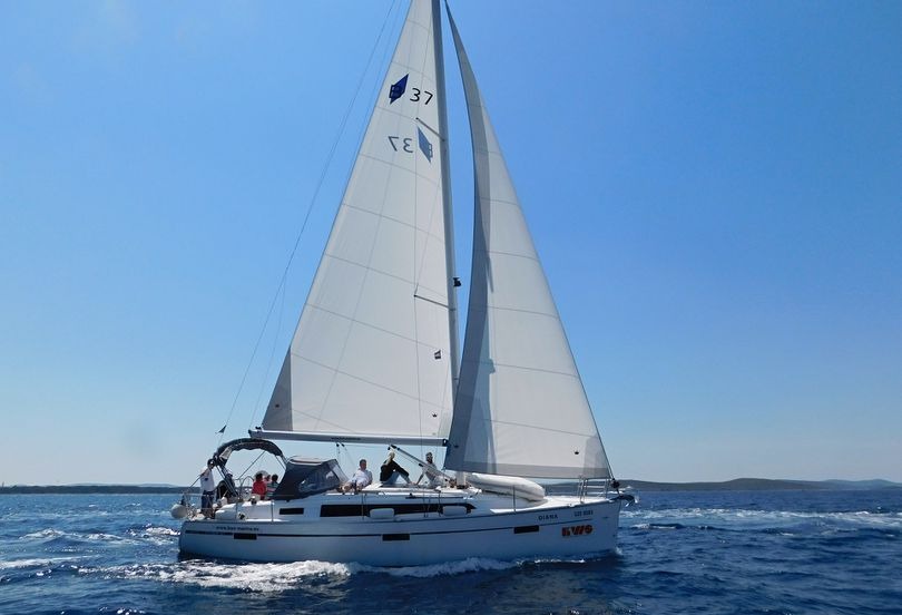 Barco de vela navegando